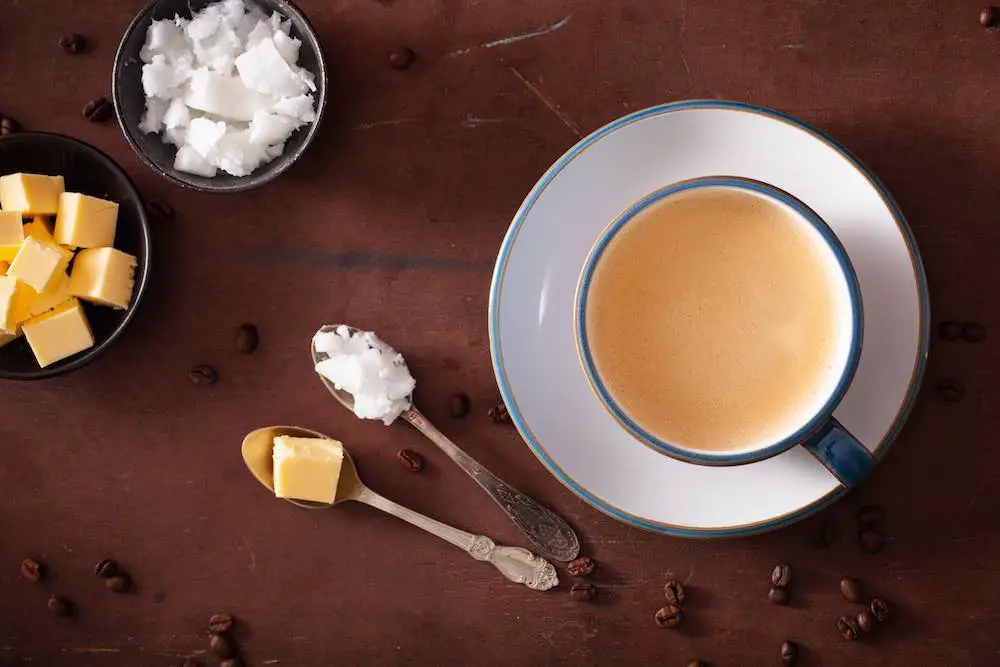 Kugelsicherer kaffee, keto-paläo-getränk gemischt mit butter und kokosöl