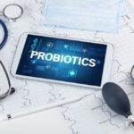 Tablet-pc und medizinisches material mit probiotik-aufschrift, präventionskonzept