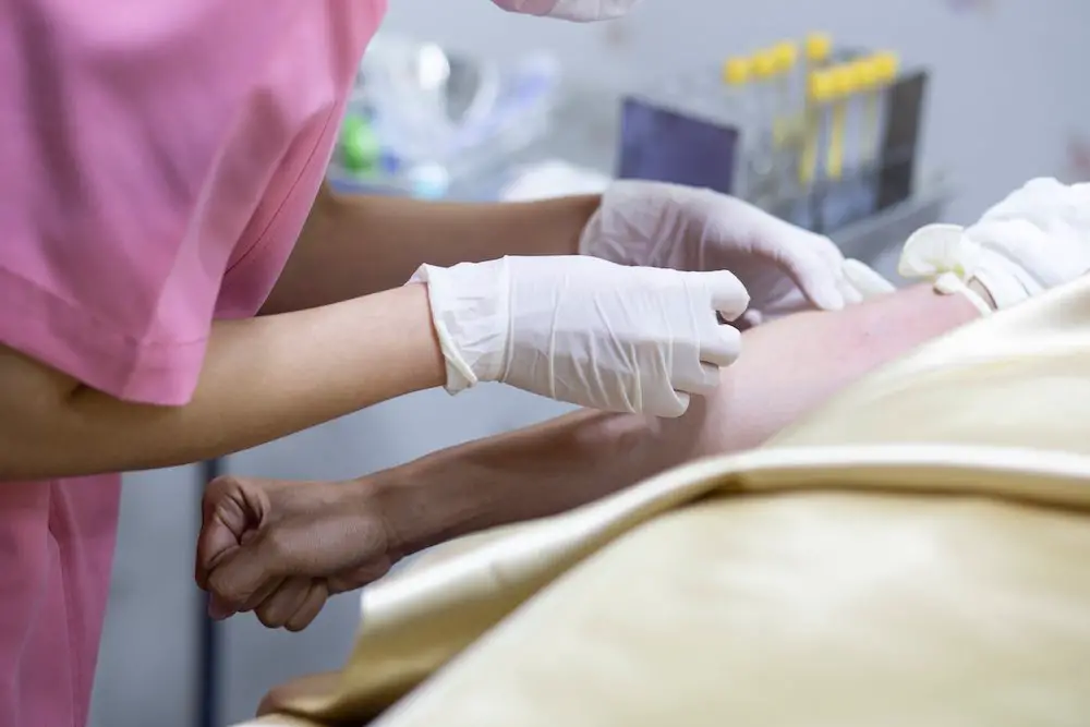 Blutentnahme-wissenschaftsprobenprüfung für das gesundheitswesen, krankenschwester, die ein blut aus einer spritze sammelt