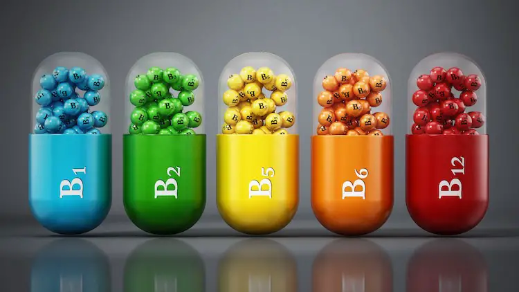 Verschiedene vitamin-b-pillen stehen auf dunkelgrauem hintergrund. 3d-darstellung.