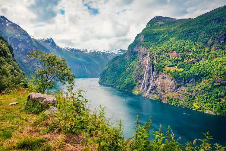 Erhabene sommerszene des sunnylvsfjorden-fjords, geiranger-dorflage, westnorwegen. schöner morgenblick auf die berühmten wasserfälle der sieben schwestern. schönheit des naturkonzepthintergrundes.