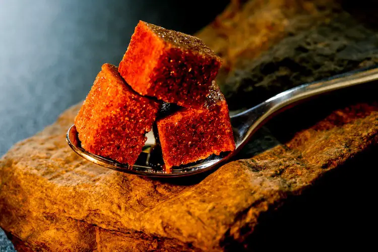 Braune zuckerkristalle, helle ansicht. wird zum süßen von desserts und getränken verwendet und wird aus zuckerrohr und rüben gewonnen.