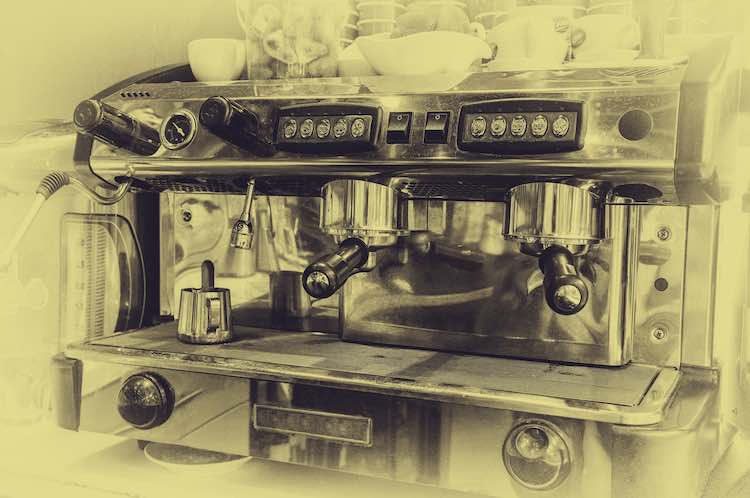 Berufsmaschine für die herstellung des frischen kaffees, nahaufnahme, selektiver fokus, retrostil, tonend