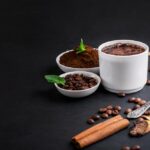 Mushroom chaga coffee superfood trend-trockene und frische pilze und kaffeebohnen auf dunklem hintergrund mit minze. kaffeepause