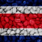 Kaffeebohnen mit dem hintergrund der costa rica-landesflagge