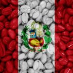 Kaffeebohnen mit dem hintergrund der peru-landesflagge