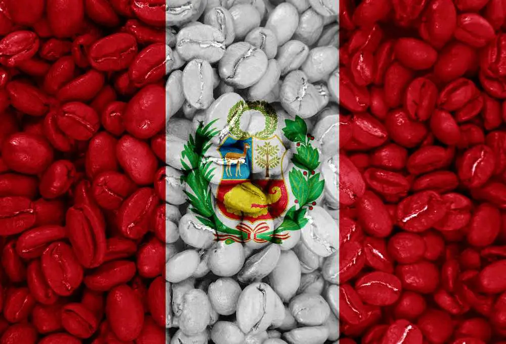 Kaffeebohnen mit dem hintergrund der peru-landesflagge