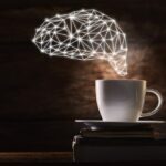 Gehirn hell mit kaffeetasse auf holzhintergrund