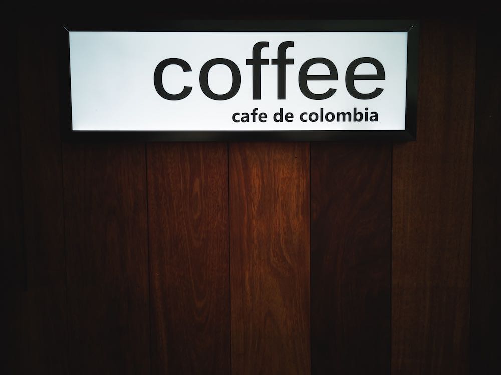 Etikettenkaffee cafe de colombia an holzwand