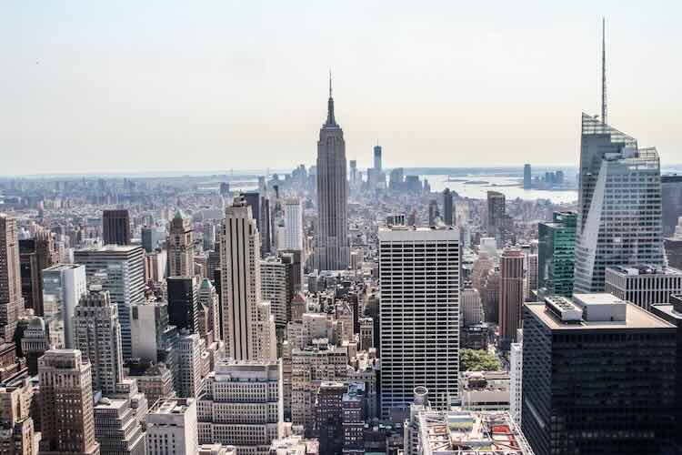 Stadtansicht blick von unteren new york city während der sonnigen tag