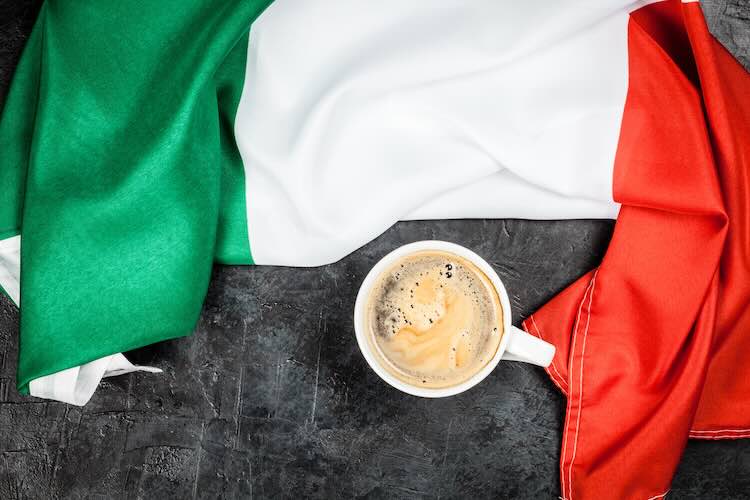 Traditioneller italienischer espressokaffee auf dunklem hintergrund