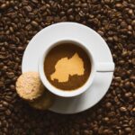 Stilllebenphotographie des heißen kaffeegetränks mit karte von ruanda