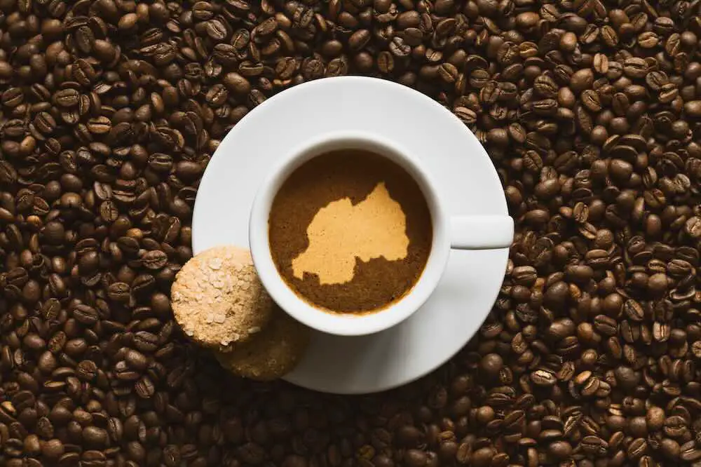 Stilllebenphotographie des heißen kaffeegetränks mit karte von ruanda