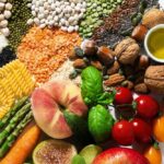 Grundlegende vegane zutaten und produkte. getreide, hülsenfrüchte, frisches gemüse und obst, öle, samen und nüsse. ausgewogene gesunde ernährung isoliert auf weiß